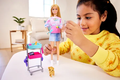 Miniatura 2 de Muñeca Barbie Estilista y 14 Accesorios, Muñeca Rubia "Malibu" de Barbie con Carro, Bata, Paleta de Maquillaje, Cachorro y Más
