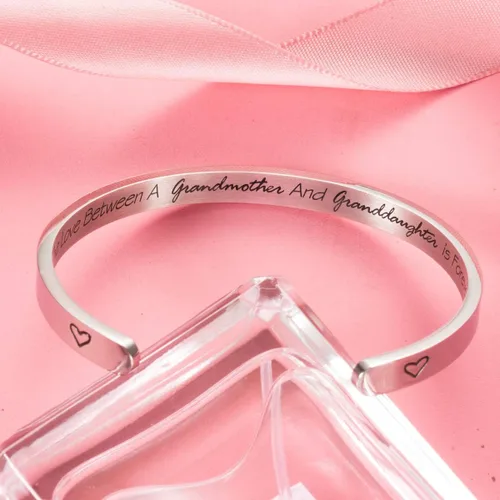 Miniatura 4 de Pulsera con cita de texto en inglés "The Love Between a Grandmother And Granddaughter Is Forever" (El amor entre una abuela y nieta es siempre)