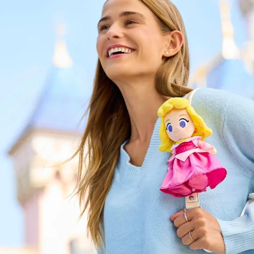 Miniatura 4 de Disney Store Peluche oficial de Dale nuiMOs – Peluche suave con características bordadas, manos posables y cabeza giratoria, manos magnéticas