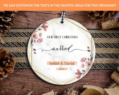 Miniatura 5 de Adorno personalizado de cerámica casada de nuestra primera Navidad (diseño C)
