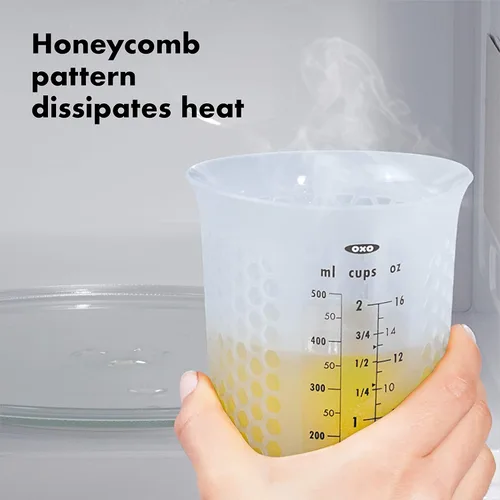 Miniatura 4 de 1 taza de medir de silicón para exprimir y verter, con patrón Stay-Cool, de la marca Oxo Good Grips, Transparente