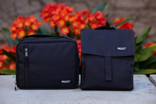 Miniatura 6 de PackIt Bolsa de almuerzo congelable, negra, fabricada con tecnología EcoFreeze, plegable, reutilizable, cierre con cremallera y doblez con asa