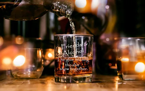Miniatura 7 de Friends & Alcohol The Glue Holding This Shit Show Together - Vaso de whisky grabado de 11 onzas grabadas a la antigua usanza, regalos sarcásticos
