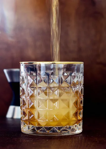 Miniatura 4 de Amehla Co. Gold Rimmed Whiskey Rocks - Juego de vasos de cóctel 10 onzas el juego de vasos perfecto para whisky, bourbon, cócteles antiguos