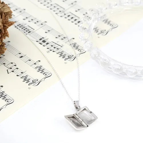 Miniatura 4 de AeraVida Colgante rectangular simple y elegante para recuerdos preciosos y medallones grabables, collar de cadena de plata de ley 925