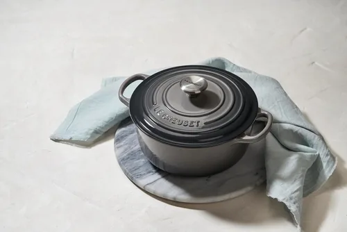 Miniatura 6 de Le Creuset Horno holandés redondo de hierro fundido esmaltado, 5.5 cuartos de galón, Ostión Ostra