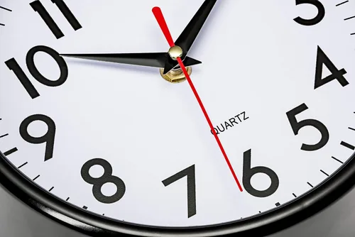 Miniatura 4 de Bernhard Products Reloj de pared con batería de cuarzo de 10", redondo, fácil de leer, para el hogar, la oficina o la escuela, negro, 8 pulgadas