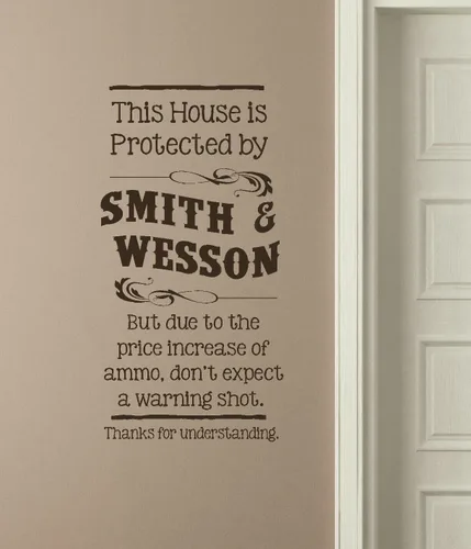 Wall Decor Plus More WDPM3531 "This House Protected by Smith and Wesson" - Calcomanía de vinilo divertida para pared, diseño de letras color