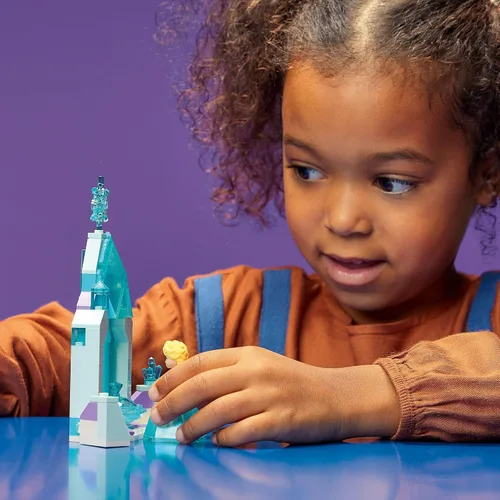 Miniatura 2 de LEGO Disney Elsa's Castle Courtyard 43199 - Juego de construcción, castillo de hielo de Frozen de Disney con figura de muñeca pequeña de la princesa