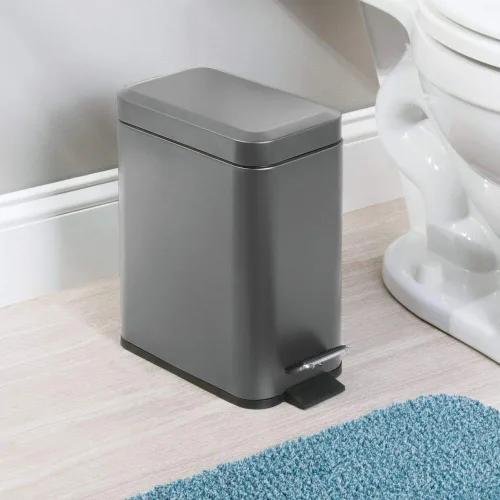 Miniatura 2 de mDesign Pequeño y moderno cubo de basura rectangular de metal con tapa y pedal de 1.3 galones, compacto, con cubo interior extraíble con asa