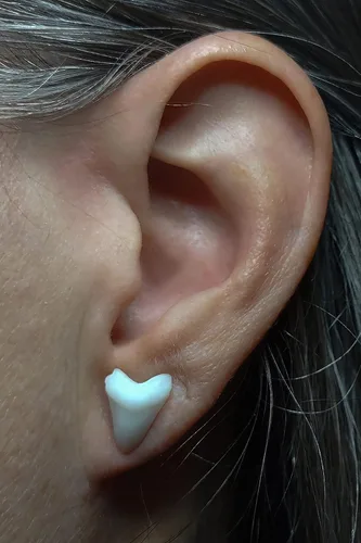 Miniatura 4 de Aretes simples de diente de tiburón para hombres/mujeres/niños de resina polimérica a base de plantas (joyería vegana)