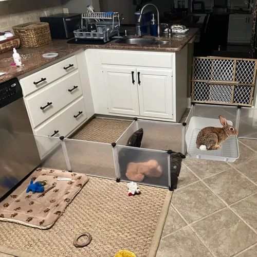 Miniatura 7 de Caja de arena de conejo para jaula de esquina de conejo, inodoro de animales pequeños con recogedor, escoba y juguetes masticables para chinchilla