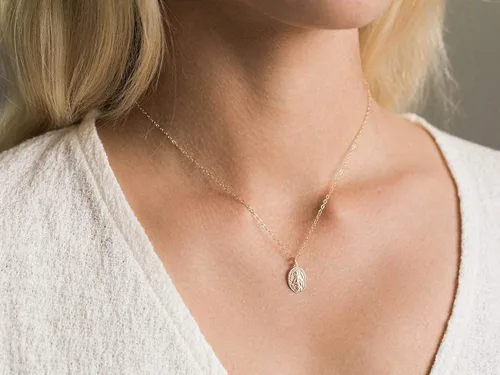 Miniatura 6 de AllenCOCO Collar de oro para mujer y niña plisado delicado y simple collar de gargantilla con dije de círculo entrelazado cruz de Virgen María No es