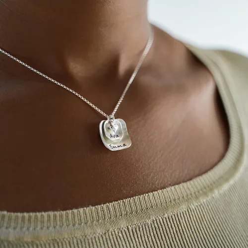 Miniatura 3 de El collar cuadrado de plata de ley Lucky Two viene con 2 dijes personalizables y un dije de corazón de plata de ley. Tu elección de cadena 925.