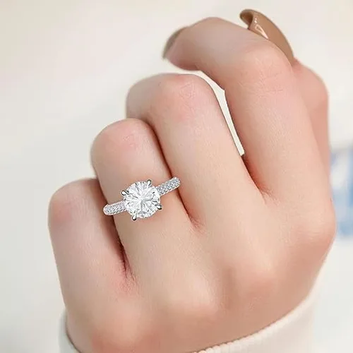 Miniatura 7 de Anillo de compromiso de diamantes creados en laboratorio de cuatro puntas con certificación IGI de 2.23 quilates redondo blanco de excelente corte