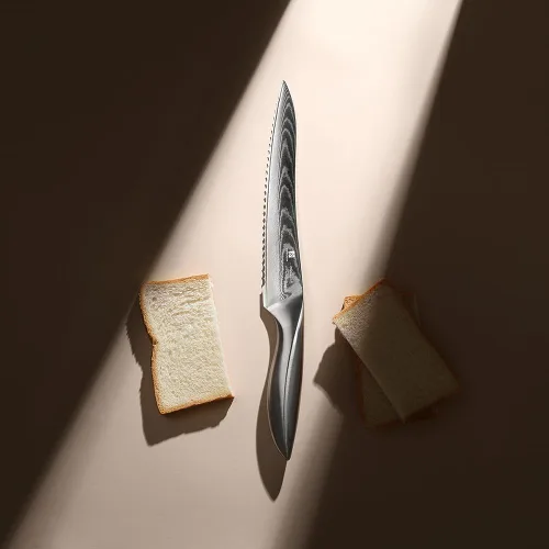 Miniatura 6 de Cuchillo de Pan de Acero Damasco 9C: Un Cuchillo Dentado de Borde Ondulado Ancho con una Hoja de Acero Inoxidable Mejorada Súper Afilada de 8