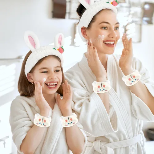 Miniatura 2 de CAVETEE Juego de 3 piezas de diadema linda - Diadema elástica cosmética de spa, pulsera para mujeres, cuidado facial y ducha Oreja de conejo blanco