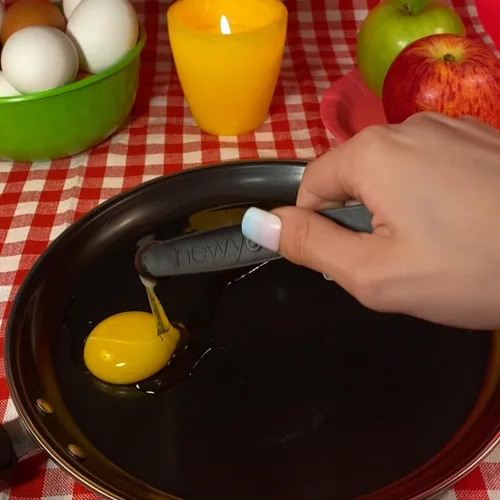 Miniatura 2 de La herramienta original para huevos. Diseñada para recoger instantáneamente fragmentos de cáscara de huevo rotos y el bolo de membrana mucosa