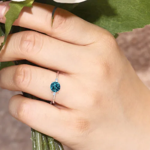 Miniatura 5 de Gem Stone King Anillo de compromiso de oro blanco de 10 quilates con topacio azul Londres y zafiro blanco creado para mujer 078 quilates redondo