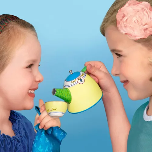 Miniatura 8 de YOTTOY Madeline Collection - Juego de té de lata para niños de 23 piezas con ilustraciones, monogramas, estuche de transporte Juego de té Madeline
