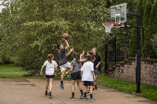 Miniatura 16 de Silverback Aro de baloncesto de altura ajustable en el suelo con tablero de vidrio templado, borde de separación profesional y almohadilla de tablero