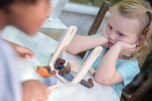 Miniatura 4 de PlanToys Timber Tumble - Juego de equilibrio y estrategia de madera para niños a partir de 3 años Juguete educativo Montessori para habilidades