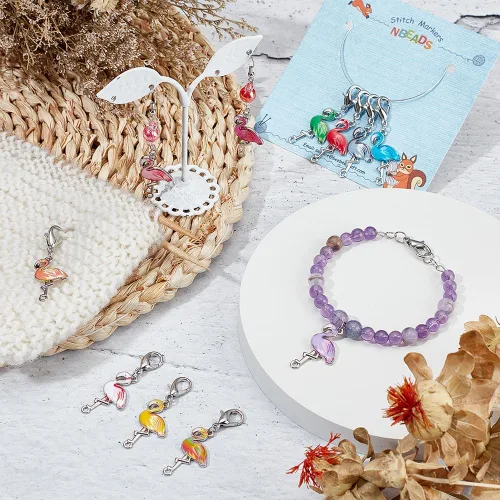 Miniatura 5 de NBEADS 24 marcadores de puntada de flamenco, aleación esmaltada de ganchillo, dijes extraíbles de pinza de langosta para tejer, tejer, coser y hacer