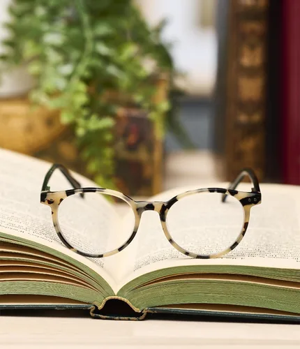 Miniatura 5 de eyebobs - Estuche cerrado Gafas de lectura premium para hombre y mujer Marco redondo para caras promedio Disponibles en 0.0x - 4.0x