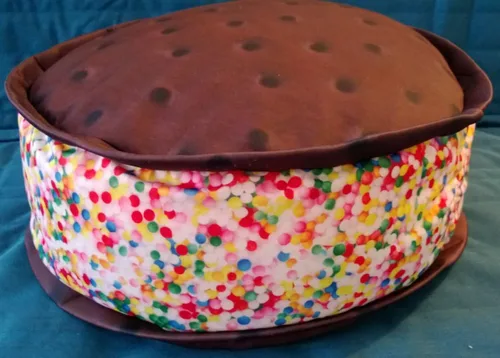 Miniatura 3 de iscream Snack Shack - Almohada de microperlas en forma de sándwich de helado fotoreal de 18.5 x 18.5 in