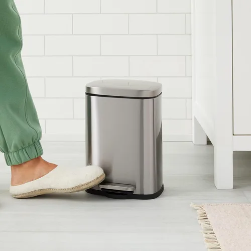 Miniatura 2 de Amazon Basics Mini cubo de basura rectangular resistente a las manchas con pedal de cierre suave, acero inoxidable cepillado, para baño y espacios