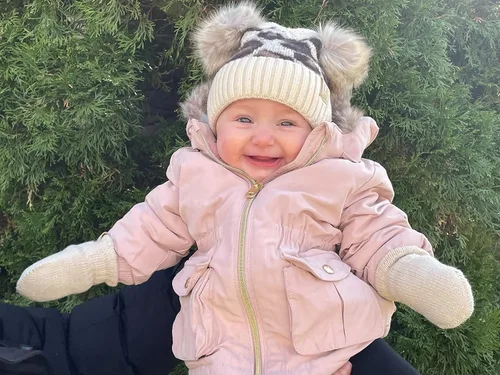 Miniatura 4 de Funky Junque Conjunto de gorro y mitones con doble pompón de pelo sintético para bebé – Gorro de invierno para recién nacidos de 0–9 meses