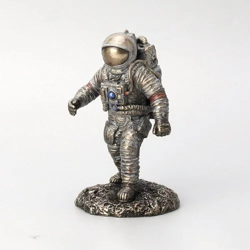 Veronese Design Astronauta de 4 3/4 pulgadas de alto de pie en la superficie del planeta, caminata de la luna, escultura de resina bronceada fundida