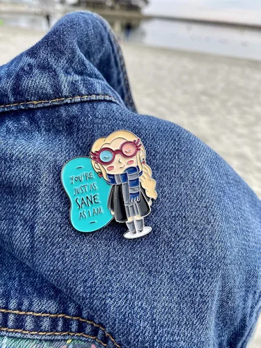 Miniatura 2 de ThePinkiePin Lovegood Luna - Pin esmaltado Con 2 embragues de mariposa Pin de solapa para mochilas, mujeres, colección y exhibición Mercancía