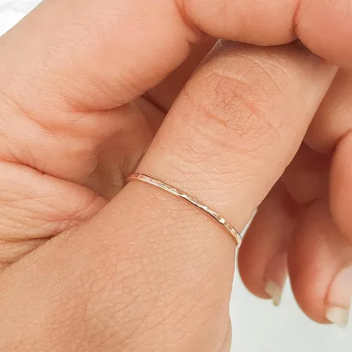 Miniatura 2 de Ellie J Maui Anillo martillado, anillos apilables delgados de 0.039 pulgadas (0.039 in), anillos minimalistas para mujeres, anillos rellenos de oro