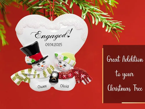 Miniatura 4 de Adorno personalizado de compromiso de nuestra primera Navidad 2026 Adorno de muñeco de nieve personalizado con anillo de compromiso Recuerdo
