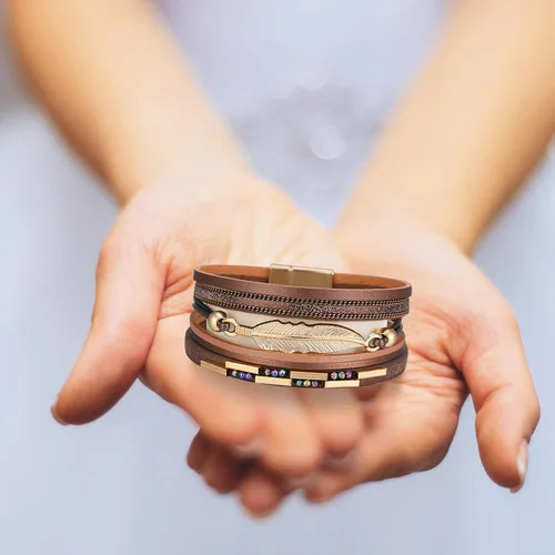 Miniatura 4 de Pulsera de cuero con cierre magnético de estilo bohemio con aros planos (D, talla única)