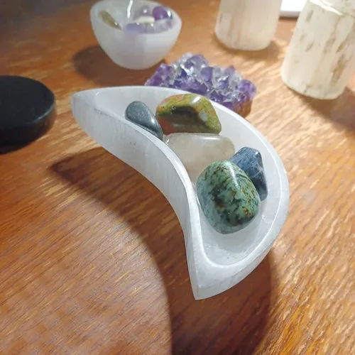 Miniatura 7 de JIC Gem Cuenco de selenita de 4 pulgadas con forma de luna, cuenco de carga de cristal de selenita marroquí para curación, recarga de cristales