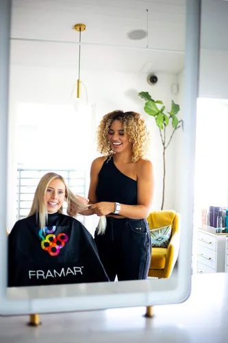 Miniatura 5 de FRAMAR Capa de salón con cobertura de color – Capa para cabello con cierre de presión y pecho goma, para teñido del cabello, suministros