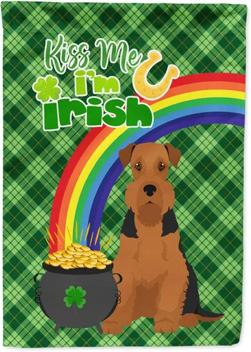 Caroline's Treasures WDK4731GF - Bandera decorativa para jardín del día de San Patricio, color negro y tostado, Airedale Terrier, para jardín,