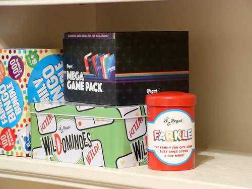 Miniatura 7 de Regal Games - Juego de dados clásico Farkle con 6 dados de colores, 1 conveniente cubilete para agitar fácilmente y 25 hojas de puntaje - Juego