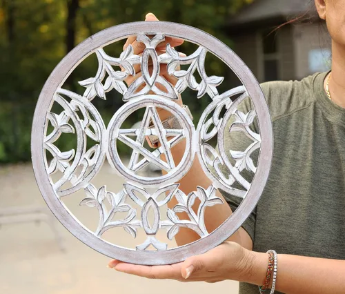 DharmaObjects Arte colgante hecho a mano con triple luna pagana y wicca (blanco)