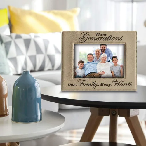 Miniatura 2 de BELLA BUSTA - Tres generaciones - Marco de fotos de cuero grabado con texto en inglés «One Family Many Hearts» para el Día de la Madre, Mamá y Papá