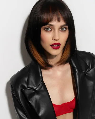 Miniatura 16 de YYHR Peluca corta estilo Bob con flequillo de 10 pulgadas, pelucas de cabello sintético lacio Yaki claro, pelucas cortas de corte Bob negro con 1b