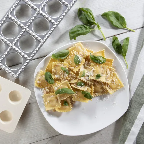 Miniatura 7 de Máquina de ravioles de Cucina Pro - Incluye bandeja y herramienta de prensa - Hace 12 raviolis italianos auténticos a la vez, cuadrados XL de 1 3/4