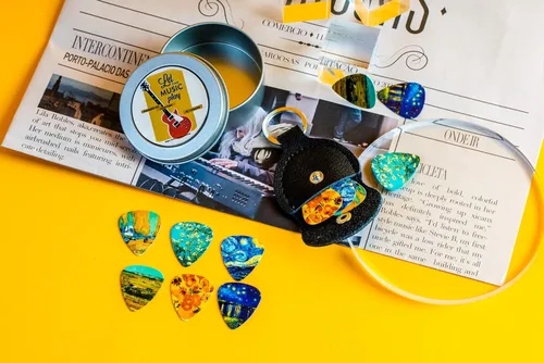 Miniatura 9 de Púas de guitarra Cheliz 12 púas de celuloide de calibre medio en una caja con soporte para púas. Regalo único de guitarra para bajo, guitarras Van