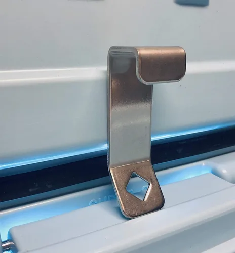 Miniatura 8 de Soportes universales de bloqueo para enfriador: diseñados para adaptarse a la ranura de amarre de cofres de hielo rotomoldeados medianos a grandes