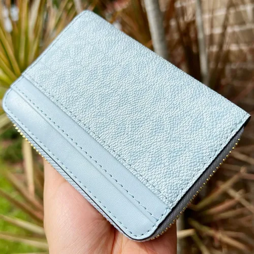 Miniatura 2 de Michael Kors Jet Set - Estuche de viaje con cremallera media alrededor MK Pale Ocean Blue Multi Azul Patchwork Cartera con cremallera