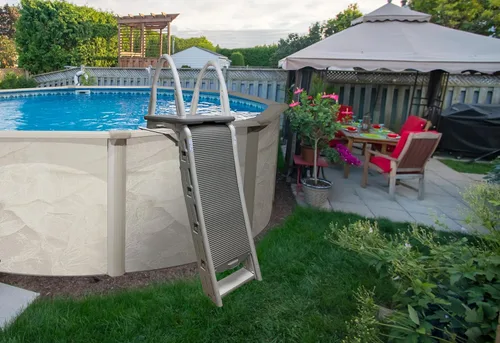Miniatura 3 de Confer Plastics 7200 Roll Guard Escalera de Plataforma Ajustable de 48" a 56" con Marco en A de Seguridad para Piscinas Elevadas de Patio al Aire