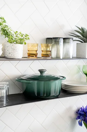Miniatura 6 de Le Creuset Horno holandés redondo Signature de hierro fundido esmaltado, 4.5 cuartos de galón., Artichaut