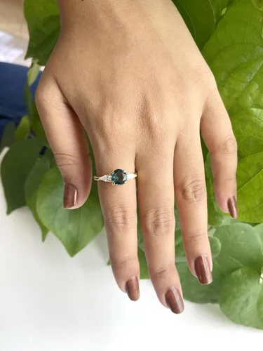 Miniatura 4 de Anillo de compromiso de 3 piedras con topacio azul Londres y diamante blanco de talla redonda y pera, acabado de oro de 14 quilates, anillo